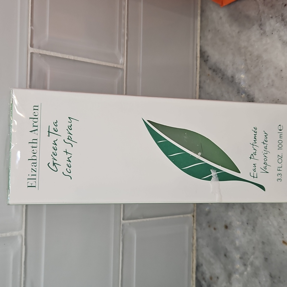 NIB Elizabeth Arden green tea scent spray 3.3 FL OZ.